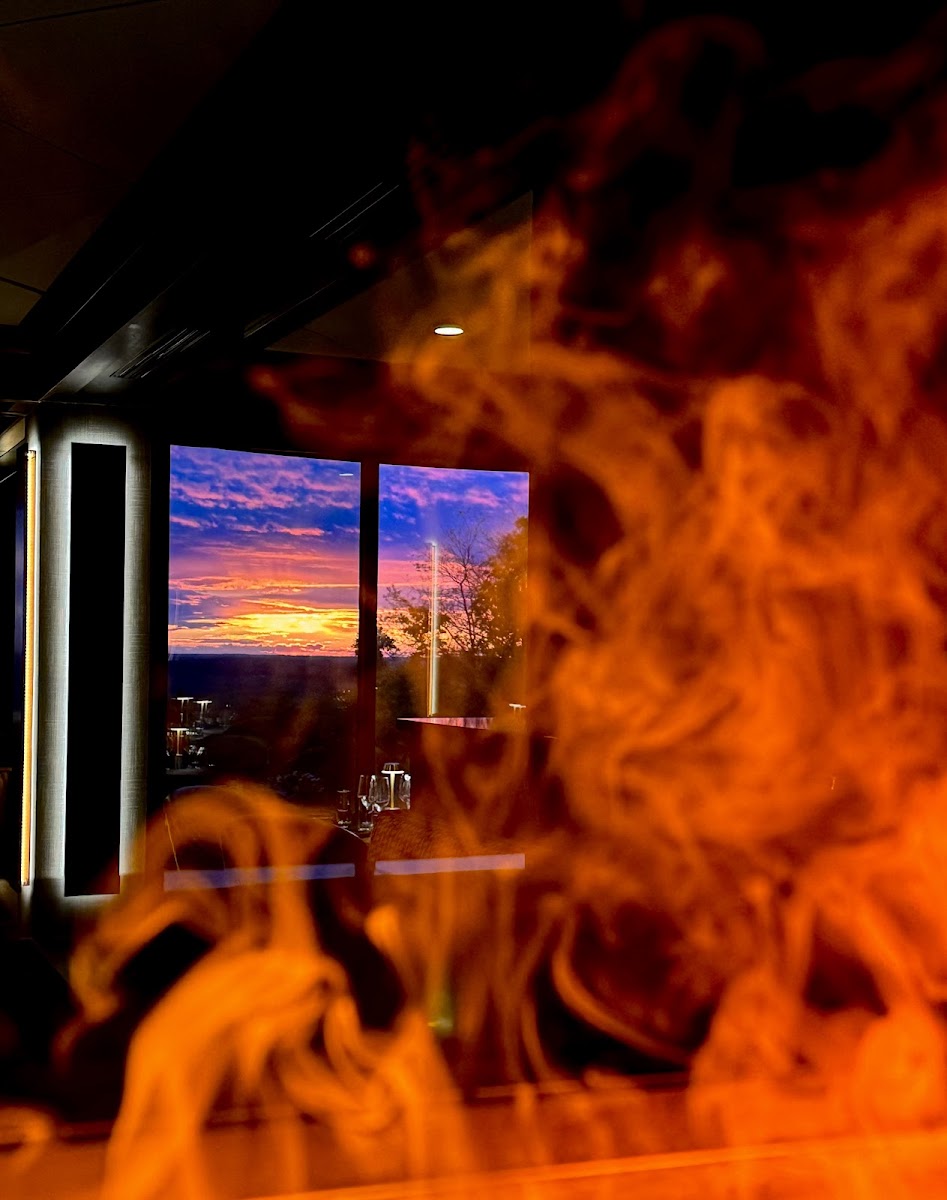 Horizons Modern Kitchen + Wine Bar Photos 2